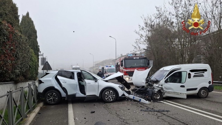 Novara, sinistro stradale: due mezzi coinvolti. Intervento dei vigili del fuoco